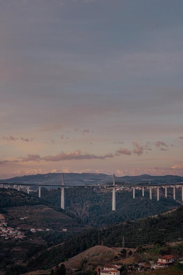 Mw Douro Wine & Spa Santa Marta de Penaguião المظهر الخارجي الصورة View of the bridge from the observation deck