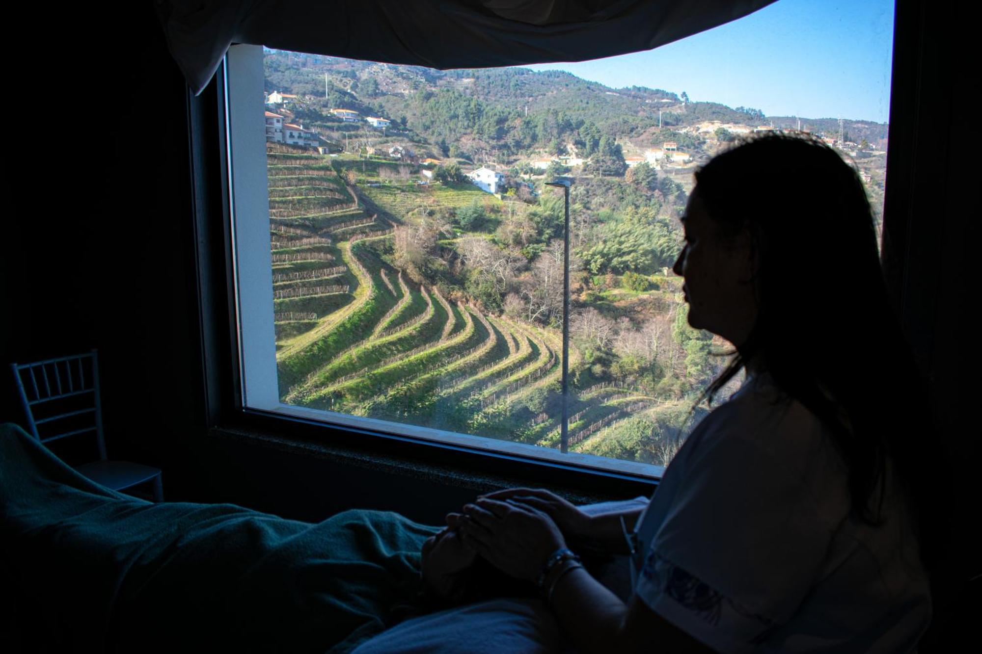 Mw Douro Wine & Spa Santa Marta de Penaguião المظهر الخارجي الصورة A woman looking out of a window