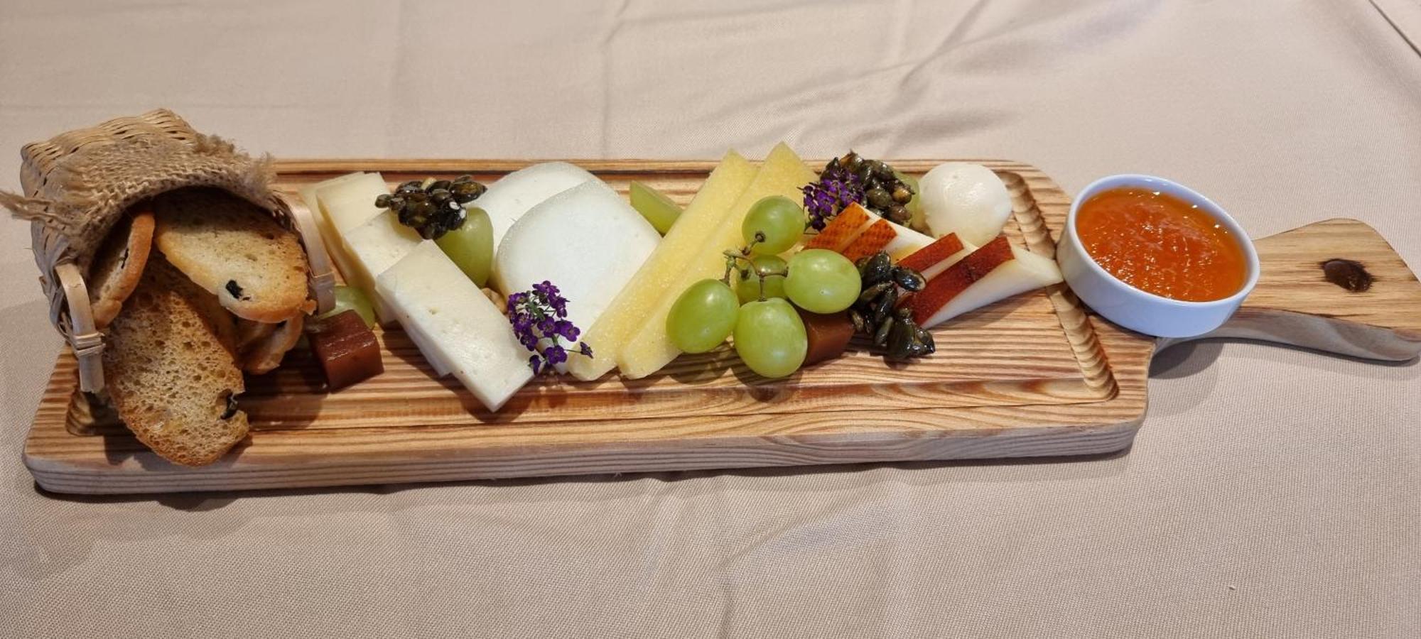 Mw Douro Wine & Spa Santa Marta de Penaguião المظهر الخارجي الصورة Cheese platter